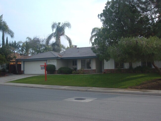 Primary Photo - Beautiful 4 Bedroom House in NW Bakersfiel...