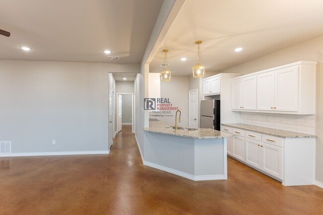 Building Photo - Modern Glen Rose Home with Open Layout