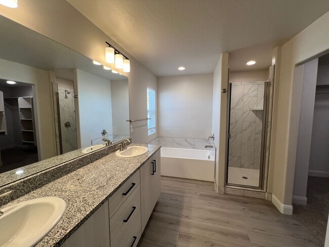 Building Photo - Move-In Bonus - 3 Bed - 2.5 Bath, Large To...