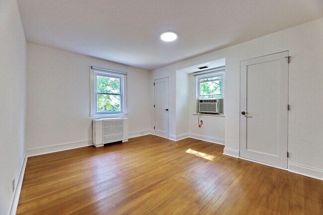 Building Photo - 1272 E Laurelton Pkwy