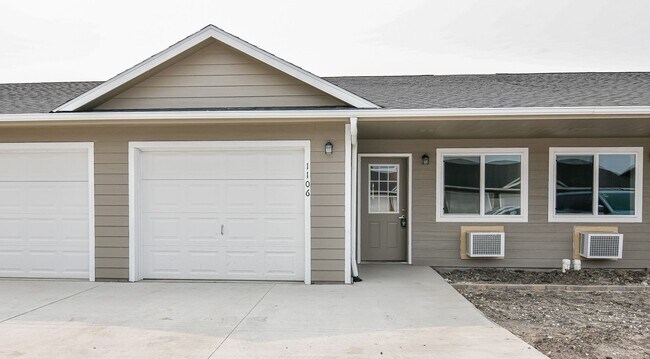 Building Photo - 3 Bedroom, Single-story Townhomes for rent...