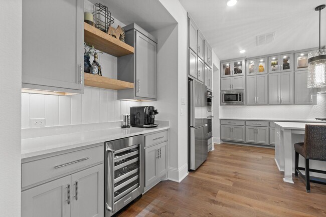 Building Photo - 902 Falcon Hollow Ln