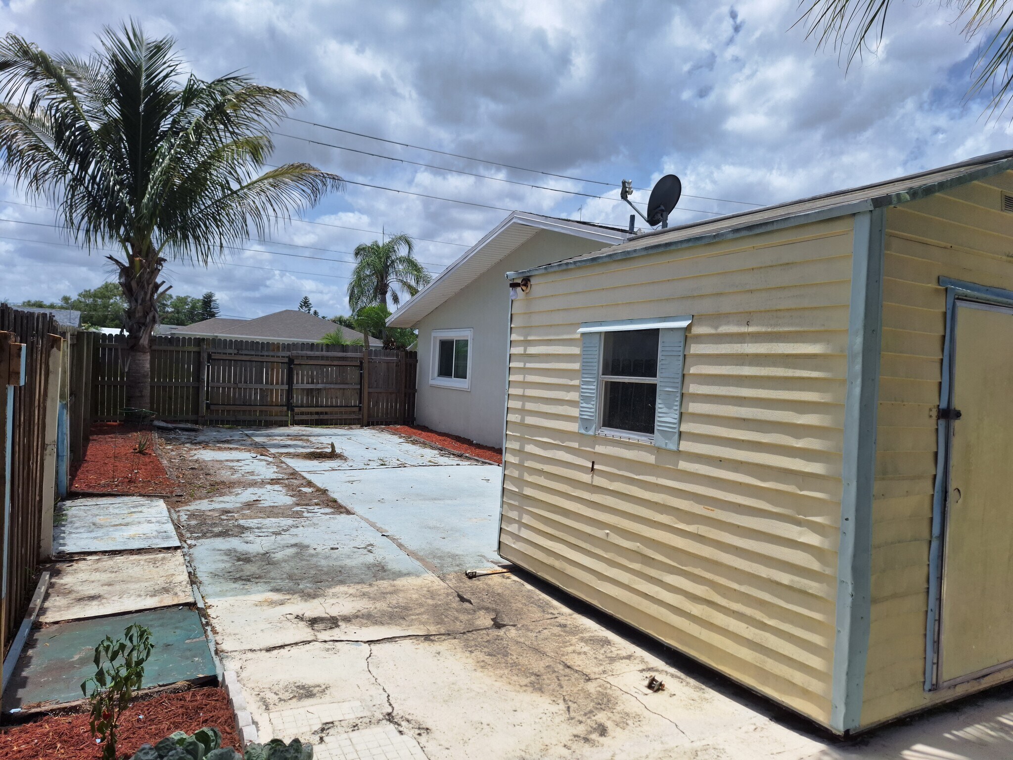 Building Photo - 573 SE Floresta Dr