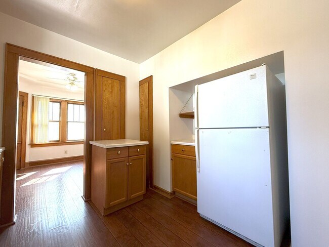 Building Photo - 3-bedroom single family in West Allis - Av...