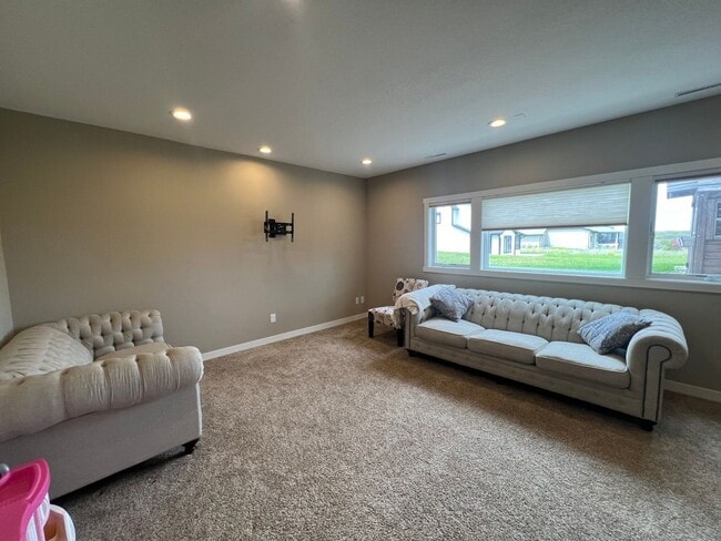 Building Photo - Beautiful 5-bed, 3.5-bath Single Family Home!