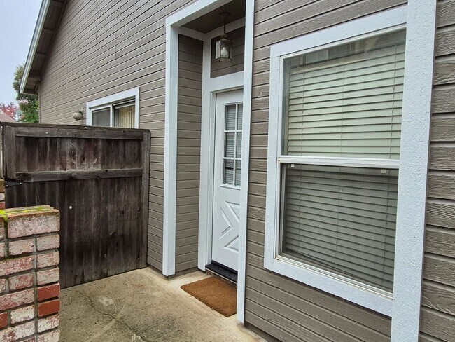 Building Photo - Adorable Spacious 3 Bdrm 3 Bath Home