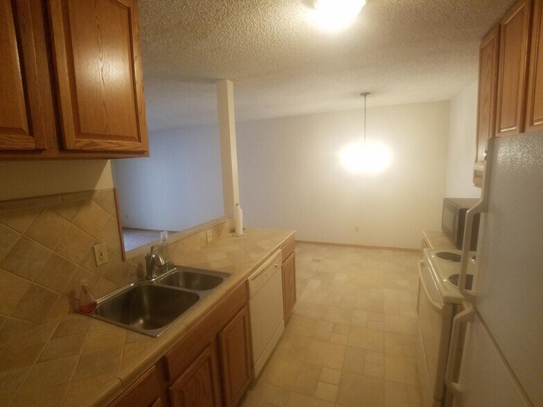 Building Photo - Excellent Adams Point location FREE parking!