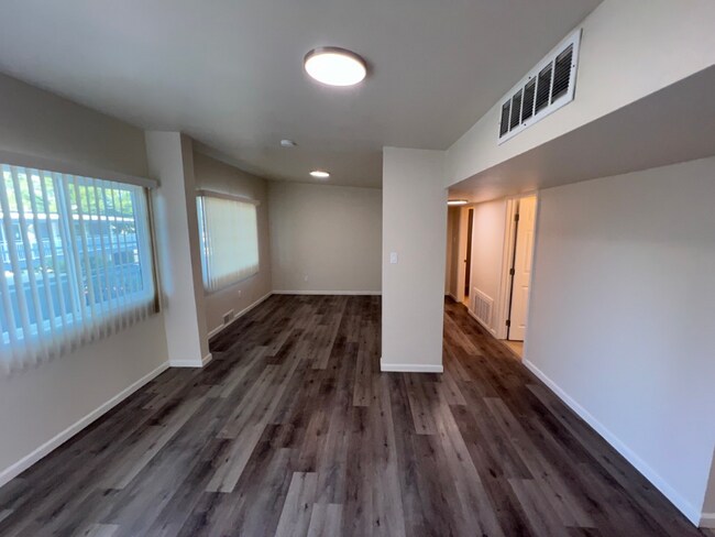 Building Photo - 924 N Van Ness Ave