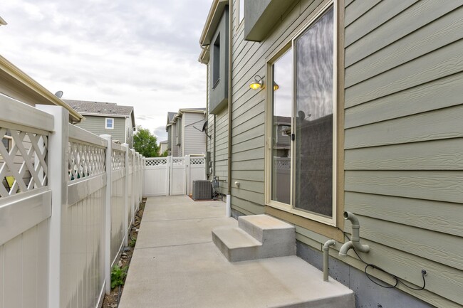 Building Photo - Beautiful 3 bed Uptown Broomfield Townhome...