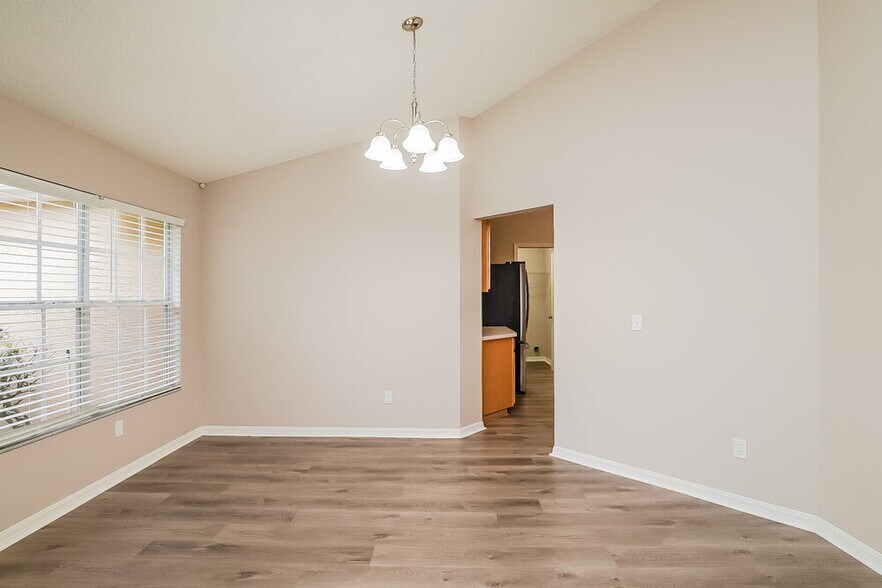 Building Photo - 1870 Smoketree Cir