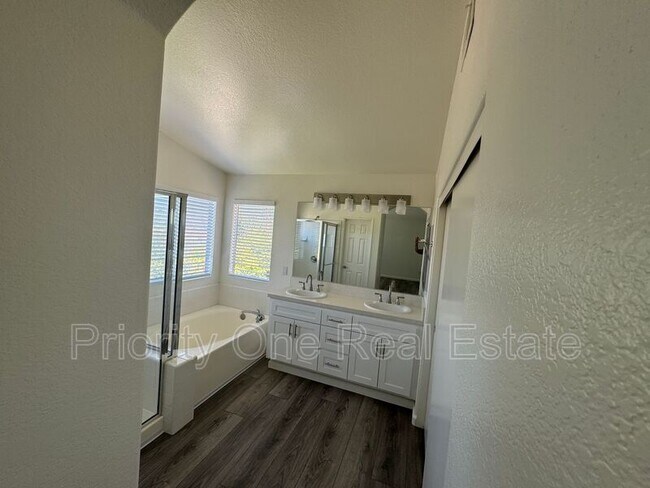 Building Photo - 560 Calle Capistrano