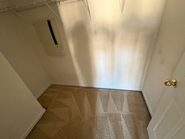 Building Photo - Cozy Living