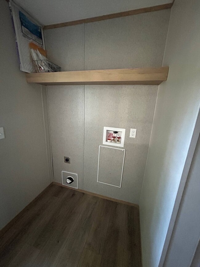 Building Photo - 13 Rena Dr