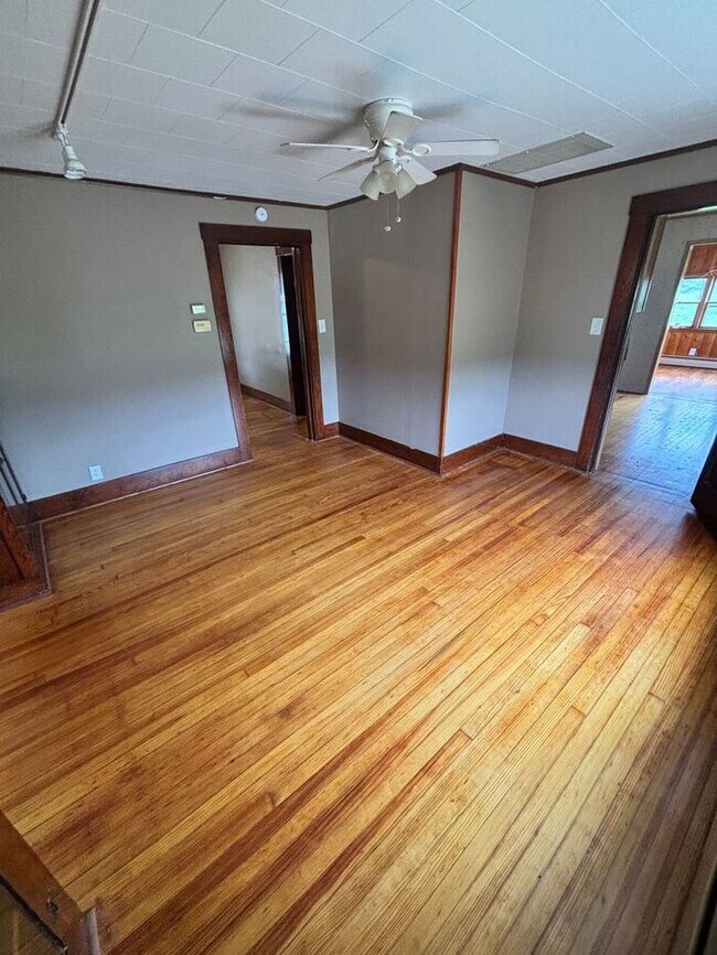 Building Photo - Charming Single-Family Home