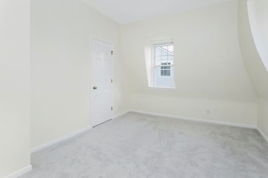 Building Photo - 11 Edgemont Rd