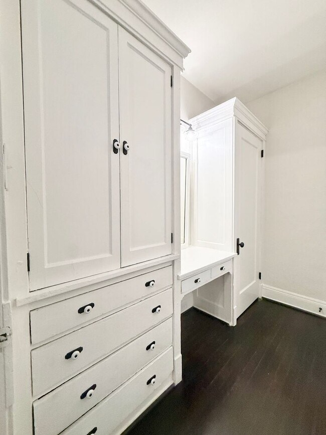 Building Photo - Unique Downstairs 1/1 w/ Hardwoods in Small 1920's Complex