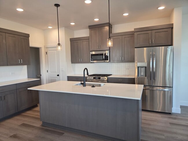 Building Photo - Brand New 3 bdrm 2 1/2 bath townhouse