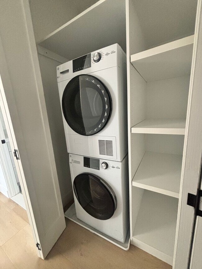 Building Photo - Luxury Living in the Heart of Downtown Encinitas