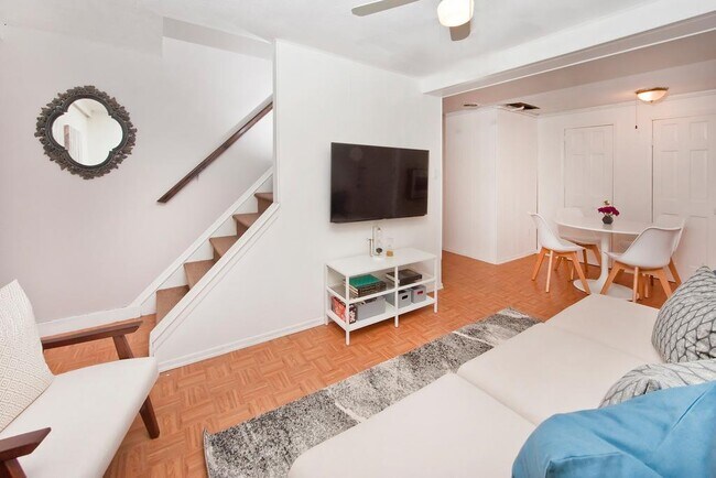 Building Photo - 1 Saddlewood Ct