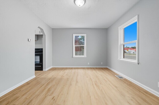 Building Photo - Charming 2-Bedroom Home – Recently Remodeled in Indianapolis Available NOW!