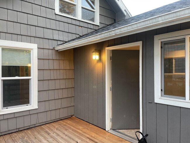 Building Photo - Welcome Home 3b/1ba Updated Home