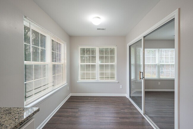 Building Photo - Updated 2 Bed, 2 Bath Condo in Charlotte