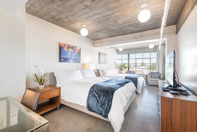 Building Photo - Penthouse