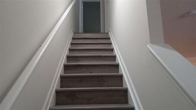 Building Photo - 755 Crestwell Cir