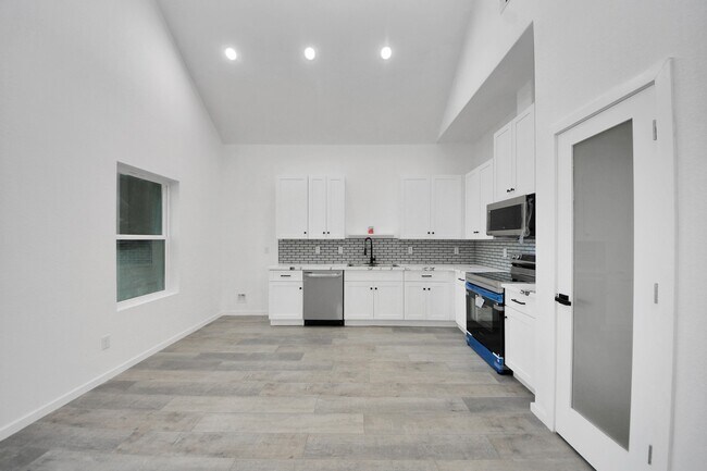 Building Photo - 605 E Murrill St