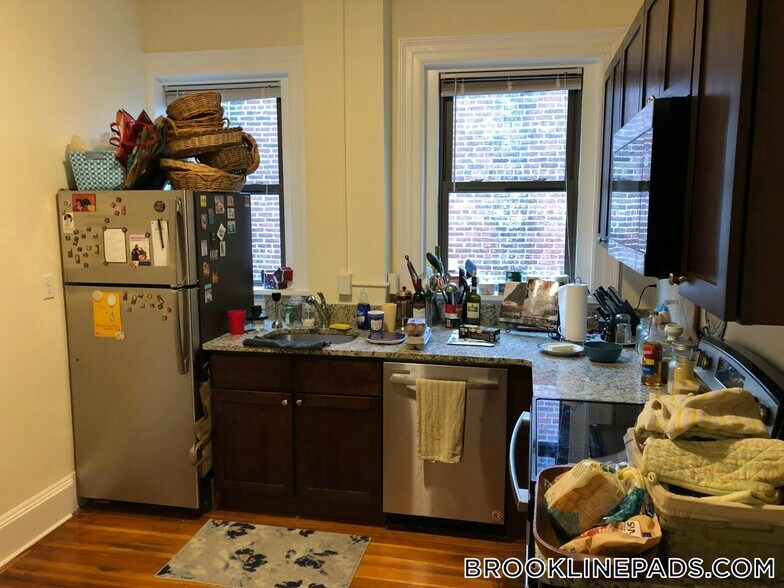 Building Photo - 1463 Beacon St