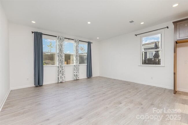 Building Photo - 14040 Lake Home Ln