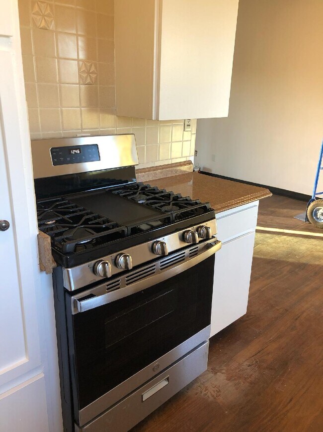 Kitchen Stove - 4607 Plaza Ln