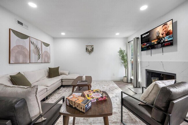 Building Photo - 6413 Chimney Creek Cir