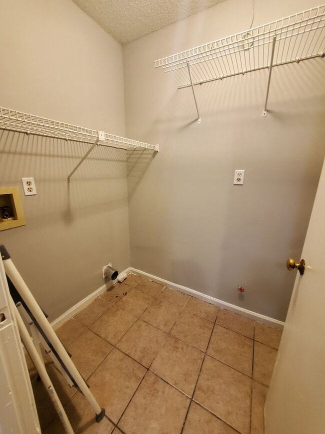 Building Photo - Beautiful 2 Bedroom 1 Bath Duplex Available for Rent in Charlotte, NC 28215