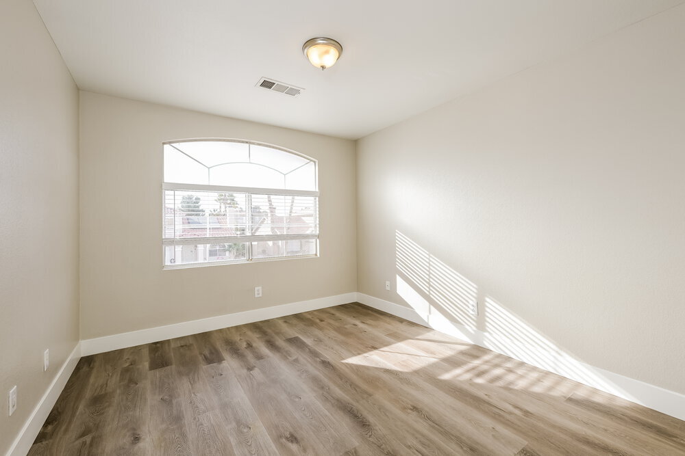 Building Photo - 1480 Silver Falls Ave