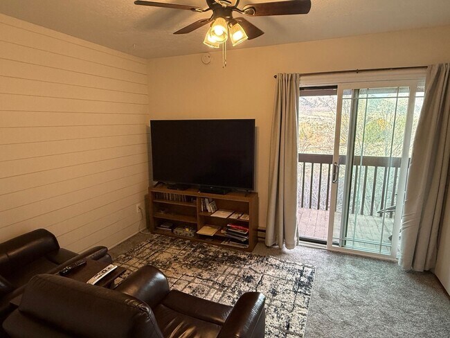 Building Photo - Beautiful condo with walk out entry and 2 parking stalls