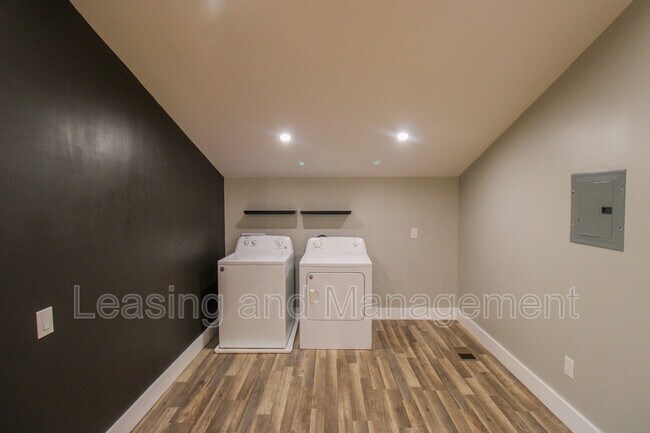 Building Photo - 3494 River Rd