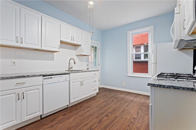 Building Photo - Beautiful Renovated 5 Bedroom House!