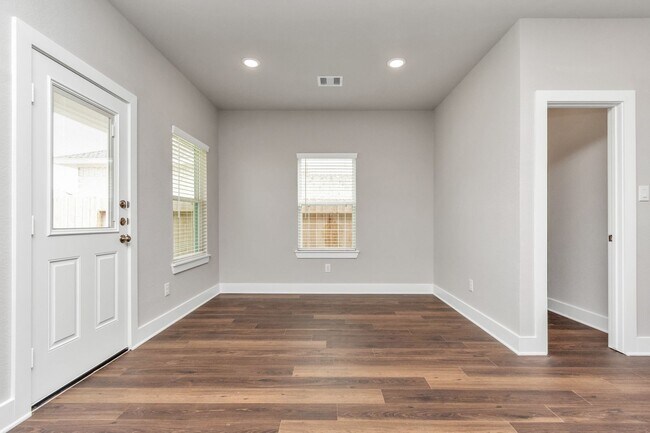 Building Photo - The Maple – Spacious Design, Exceptional L...