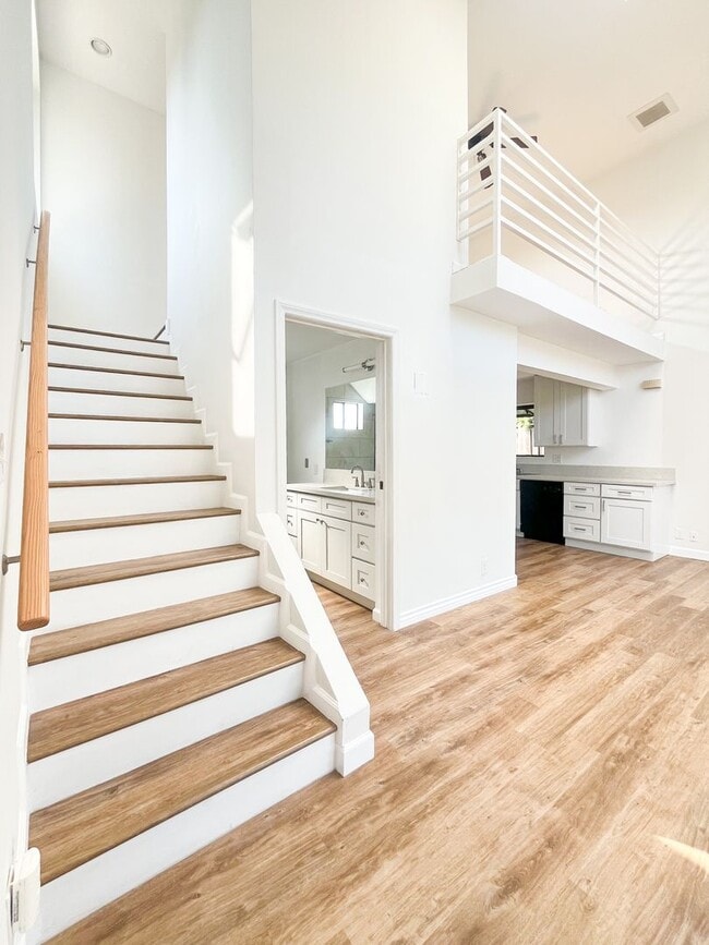 Building Photo - Stunning Light-Flooded Architectural 1BR L...