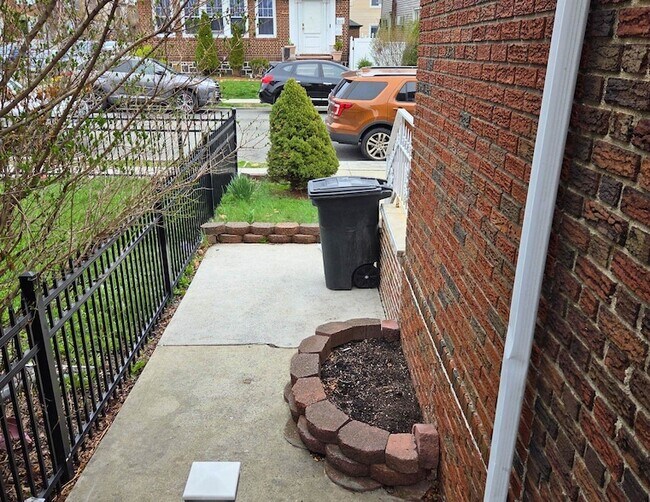 Building Photo - 911 80th St