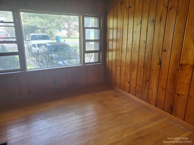 Building Photo - 2554 Crystal Dr