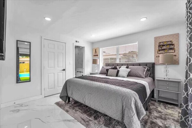 Building Photo - 1208 N 25th Ave