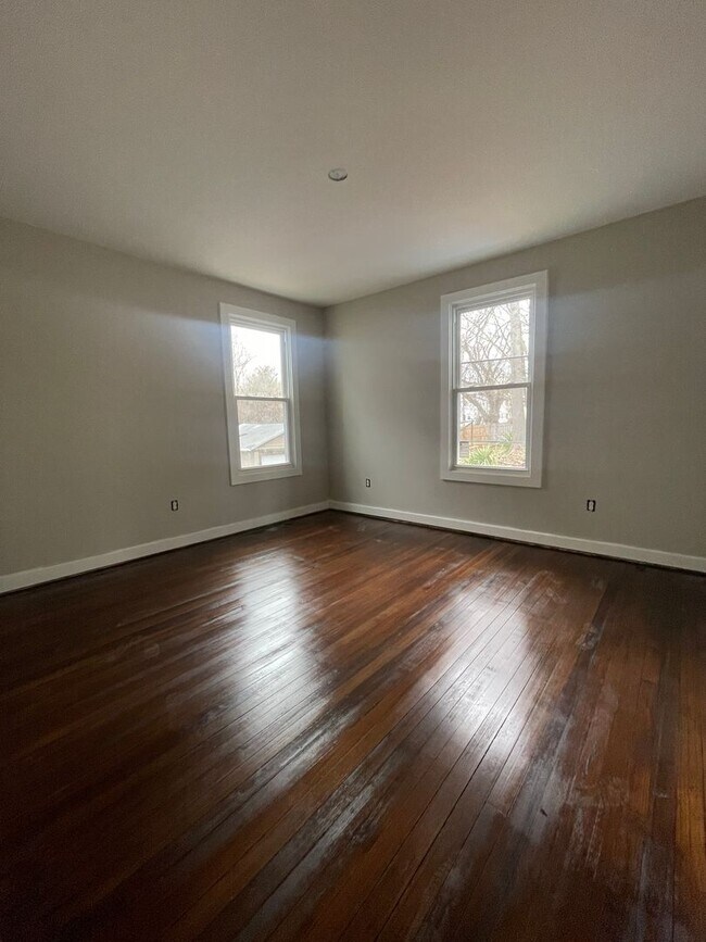 Building Photo - 45 Buell St