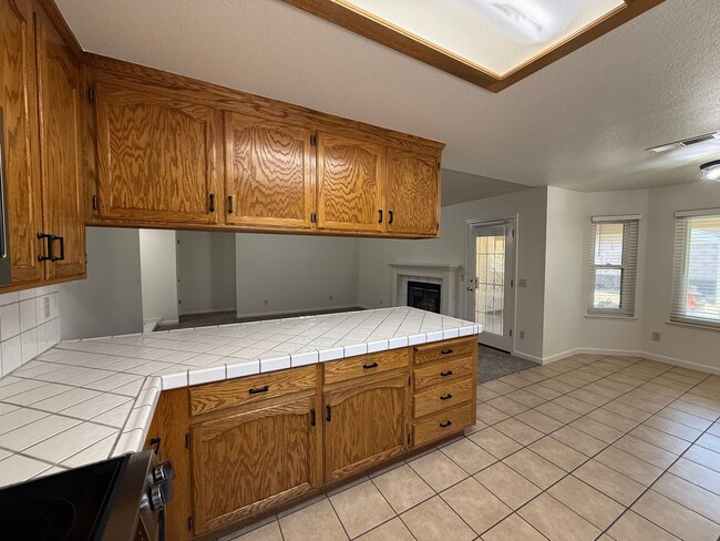 Building Photo - Single Story home in Riverbank's Crossroads Subdivision!
