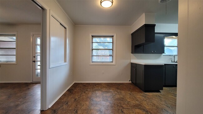 Building Photo - 801 Rosewood Dr