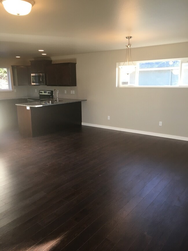 Building Photo - PRE-LEASING NOW!  6 bedroom 3 bath Home