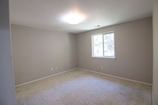 Building Photo - A BEND HOME FOR PEOPLE AND PETS!