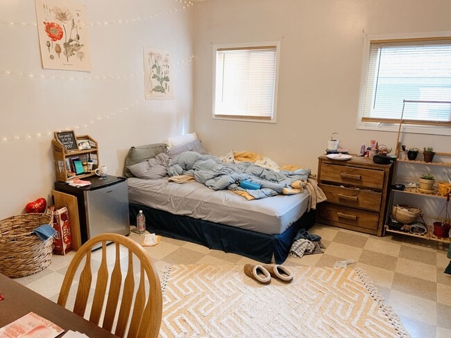 Building Photo - PRELEASING:  A 7+ bedroom/ 2 bath home in York Neighborhood!