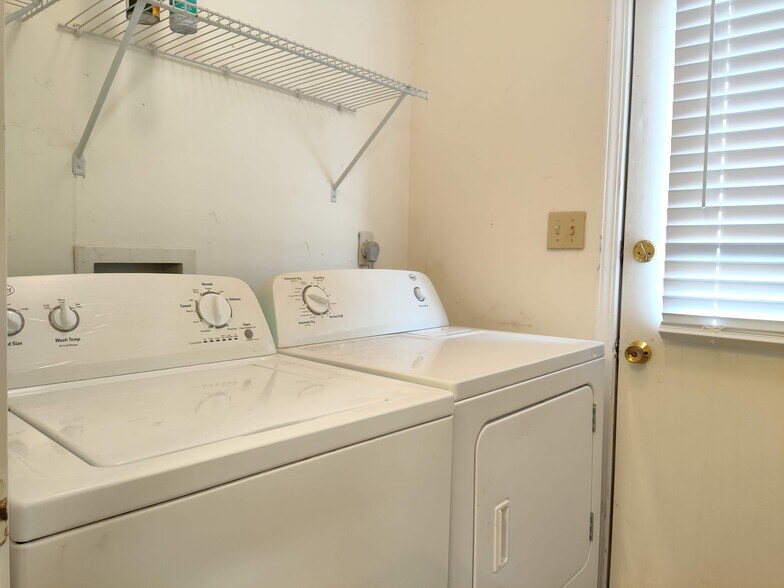 Building Photo - 801 Burcale Rd